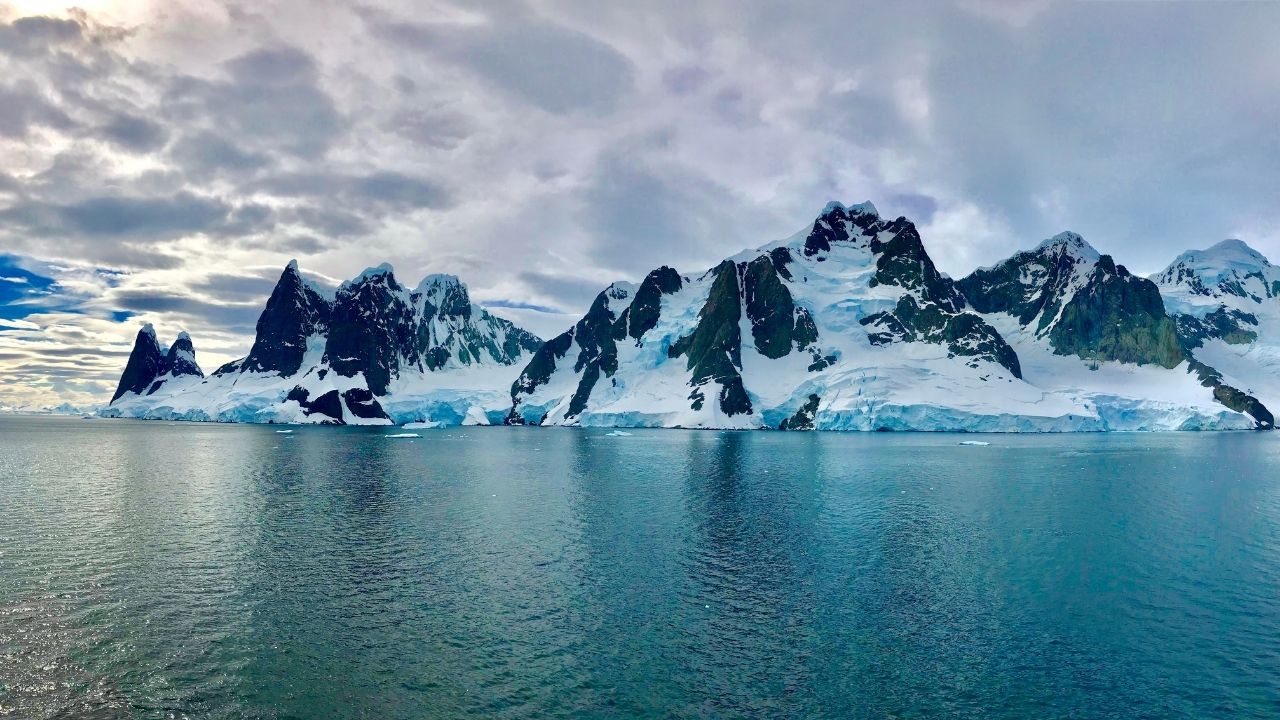 Antarktyda – mroźne, lecz niesamowite królestwo przyrody, które kryje niezliczone sekrety i oferuje niemalże niewyobrażalne widoki. Wyprawa do tego zimowego raju to prawdziwa przygoda, jednak wymaga odpowiedniego przygotowania. Zapraszam do Przewodnika po Antarktydzie – co trzeba wiedzieć przed wyjazdem.